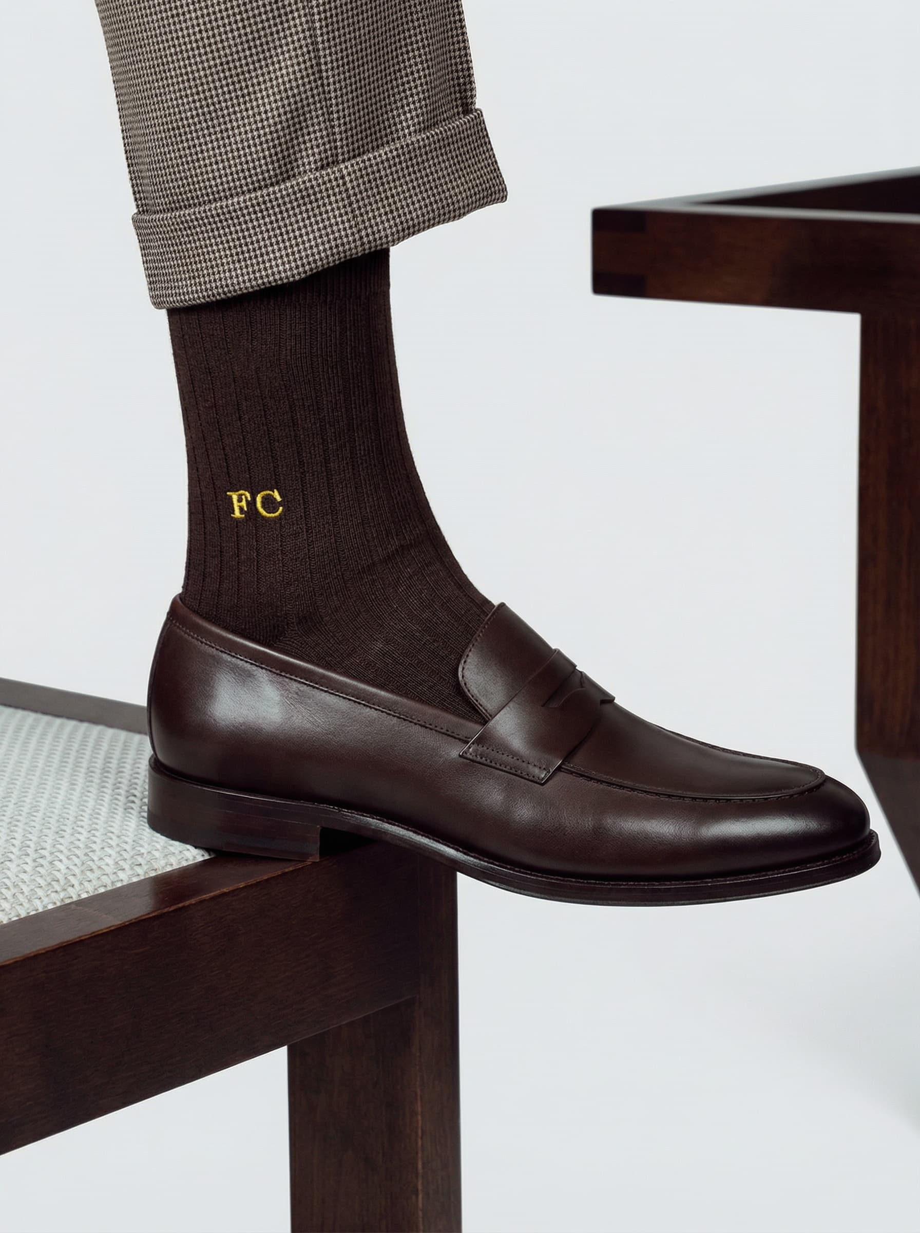 Calze in Filo di Scozia con Iniziali Ricamate: l'Idea Regalo per l'Uomo Elegante — Stile & Lifestyle Ciocca